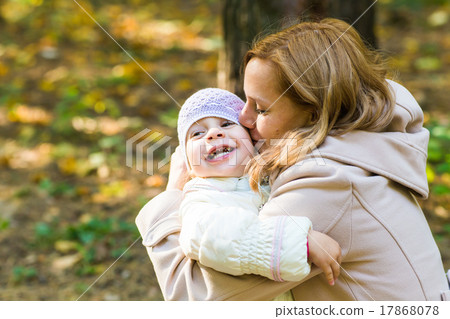 happy family: mother and child little daughter 17868078