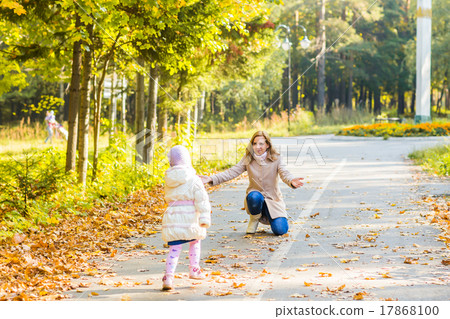 Little girl and her mother playing in the park 17868100