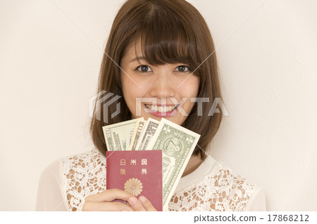 有護照和美金的一名婦女 17868212