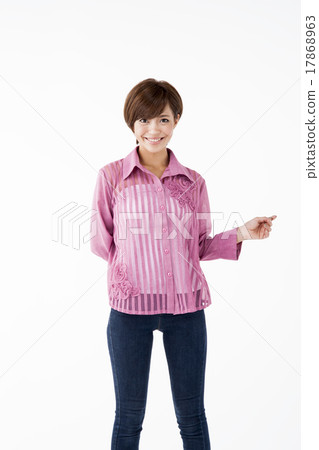 A woman in his tw 17868963