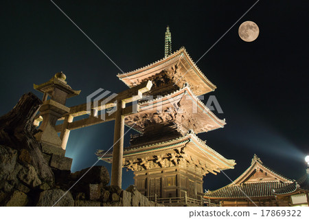 The Buddhist temple and the moon of the fifty-two night The Buddhist temple and the moon of the fifty-two night 17869322