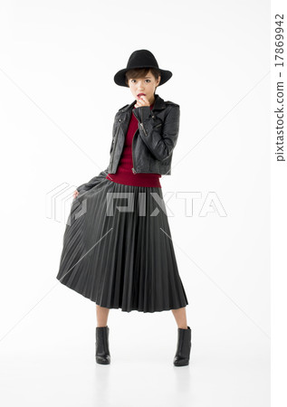 young woman      17869942