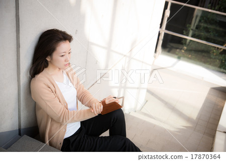 Casual business woman Casual business woman 17870364
