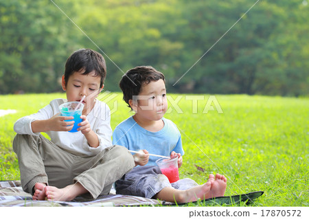 Children who line up shaving ice 17870572
