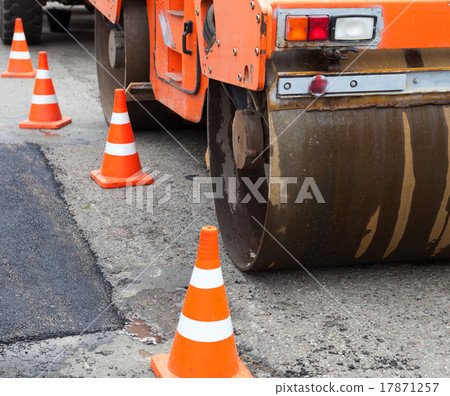 Tandem road roller and traffic cones  17871257
