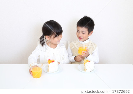 孩子吃蛋糕 17872692