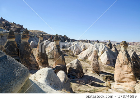 蘑菇岩石在土耳其·卡帕多細亞Pasabaver區 蘑菇岩石在土耳其·卡帕多細亞Pasabaver區 17874689