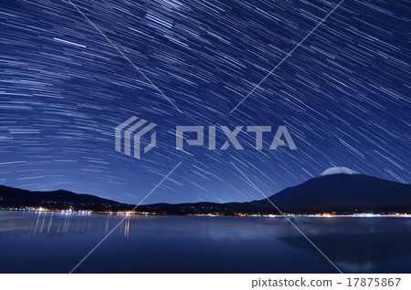 滿天星斗的天空在冬天從山中湖 17875867