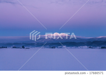 Dusk of the Furano mountain in the early winter 17880571
