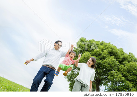 Parent and child playing in the park 17880910