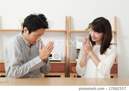 A couple who apologizes each other and reconciles 17882557