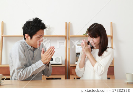 A couple who apologizes each other and reconciles 17882558