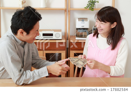 A young wife who hands pocket money 17882584