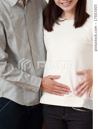 給嬰孩的年輕夫婦 17883805