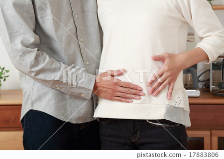 給嬰孩的年輕夫婦 17883806