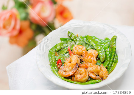 Stir Fry Snow Peas with Prawns. 17884899