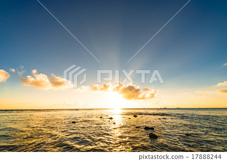 日落,海,風景。日本沖繩。 日落,海,風景。日本沖繩。 17888244