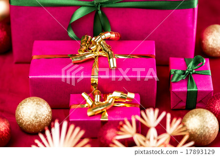 Four Plain Christmas Presents in Magenta Four Plain Christmas Presents in Magenta 17893129