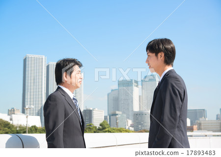 Boss and subordinates who talk outdoors Boss and subordinates who talk outdoors 17893483