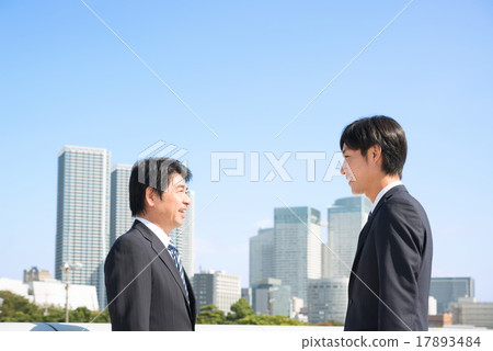 Boss and subordinates who talk outdoors Boss and subordinates who talk outdoors 17893484