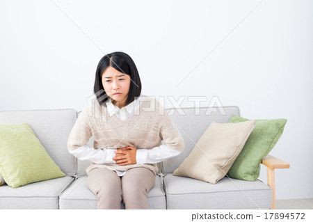 女性畫象亞伯特腹部婦女身體狀況青年人白色背景白色後面拷貝空間 17894572