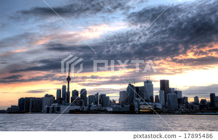 Toronto Skyline fromPier 17895486