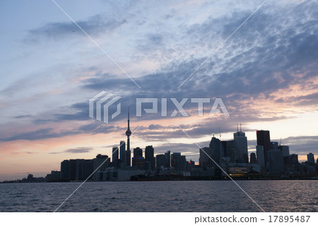 Toronto Skyline fromPier 17895487
