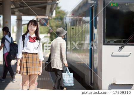 一個漂亮的學校女孩在車站回家等待火車 一個漂亮的學校女孩在車站回家等待火車 17899310