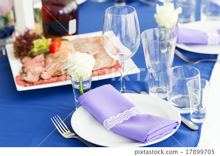 Served table layout 17899705
