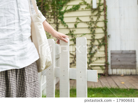 White fence 17900681