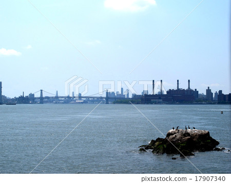 從紐約的羅斯福島觀看東河水禽的小島和曼哈頓大橋 17907340