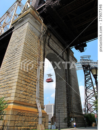 我仰望紐約羅斯福島的皇后區大橋和電車軌道 17907346