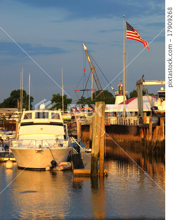 在Irye遊艇港口的美好的日落在紐約長島黃昏 17909268