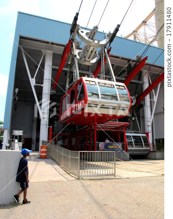 電車軌道終端駐地的男孩在紐約羅斯福島 電車軌道終端駐地的男孩在紐約羅斯福島 17911480