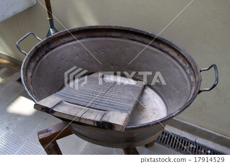 The old device for washing The old device for washing 17914529