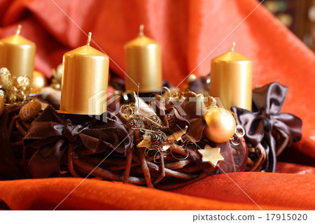 Advent wreath with gold candles 17915020