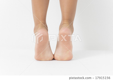 孩子的腳伸出來 孩子的腳伸出來 17915156