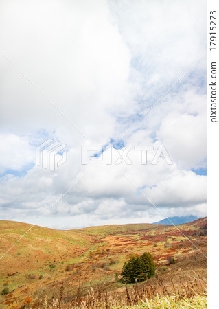 從Kurumaya Kogen看見的風景（汽車山肩）秋天色的葉子 17915273