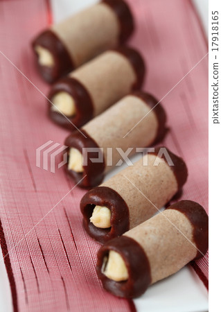 Christmas Hazelnut rolls with egg nog cream 17918165