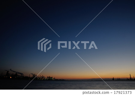 煉鐵廠在黃昏時沉沒 17921373