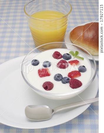 酸奶、橙汁和麵包的早餐圖像 酸奶、橙汁和麵包的早餐圖像 17927115