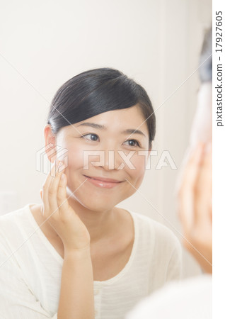 A woman in her 30s who has skin care through a mirror 17927605