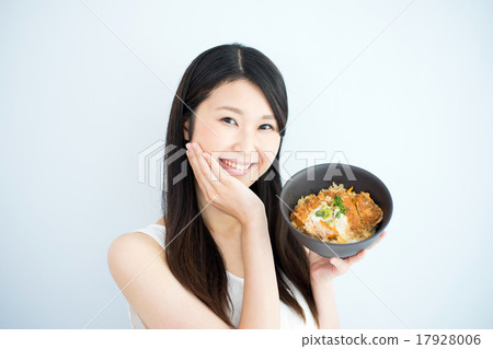 A woman eats pork cutlet 17928006