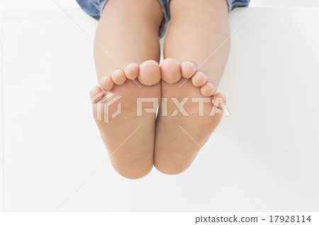 Children with feet 17928114