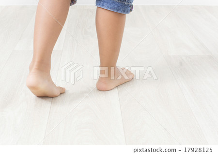 走路的孩子的腳 走路的孩子的腳 17928125