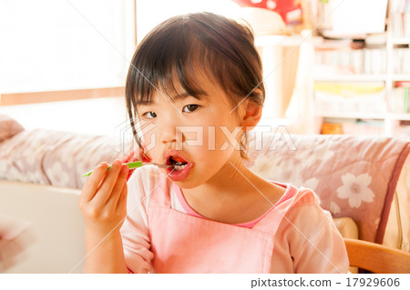 Child in a meal 17929606