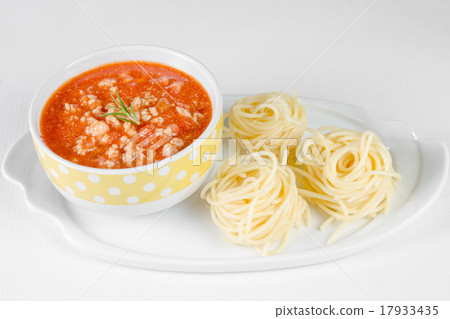 Spaghetti with tomato sauce 17933435