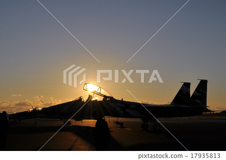 戰鬥機採取早晨太陽 戰鬥機採取早晨太陽 17935813