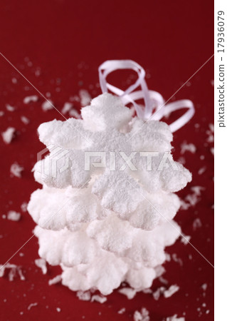 Snowflakes on red 17936079