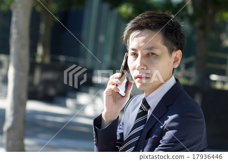 在商業區打電話的商務人士嚴肅的面孔 17936446
